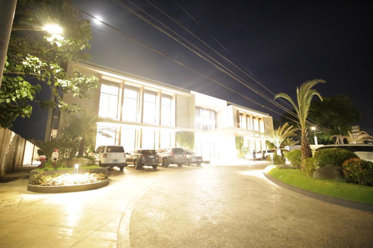 The Maximilian Hotel Cauayan Extérieur photo