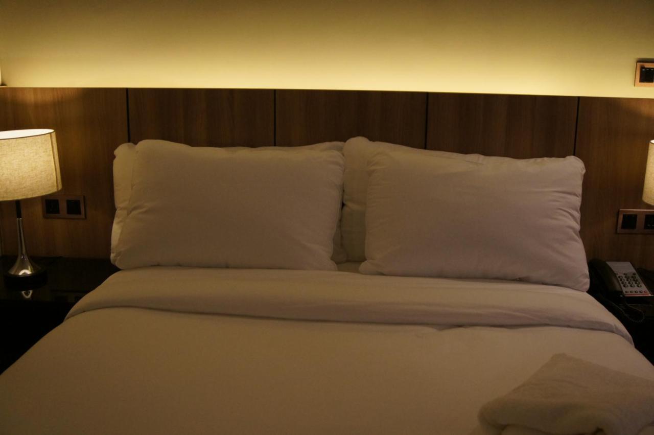 The Maximilian Hotel Cauayan Extérieur photo