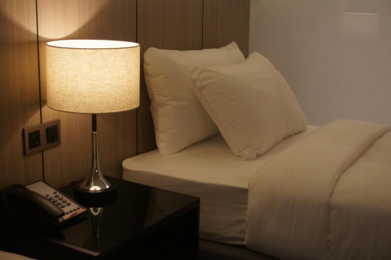 The Maximilian Hotel Cauayan Extérieur photo