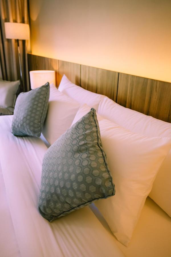 The Maximilian Hotel Cauayan Extérieur photo